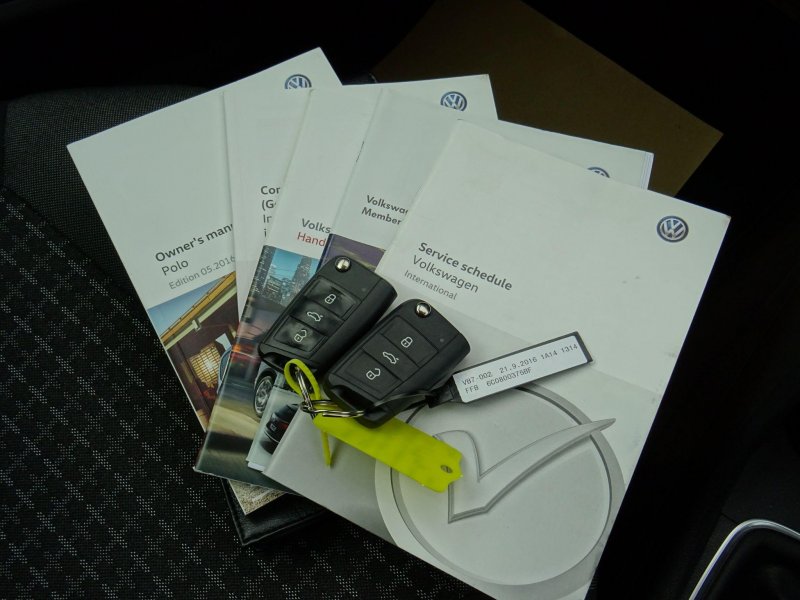 VOLKSWAGEN POLO